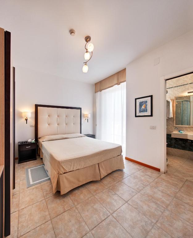 Double Room with Balcony,28582967:JPEG